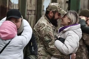 Las mujeres ucranianas que viajan largas distancias para ver a sus esposos en el frente