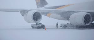 Frío extremo, vuelos cancelados y la peor nevada en una década: la tormenta invernal que golpea a ambos lados del Atlántico Norte